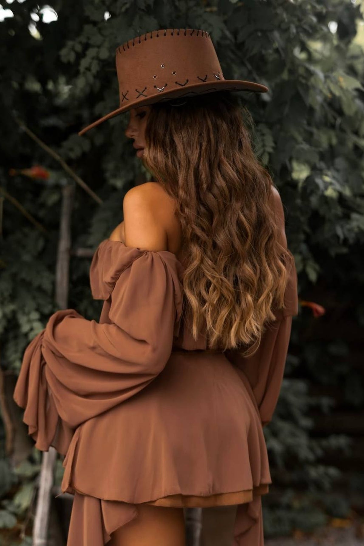 Düşük Omuz Kuş Gözü Detay Fırfırlı Bodysuit Model Suet Şort Tulum