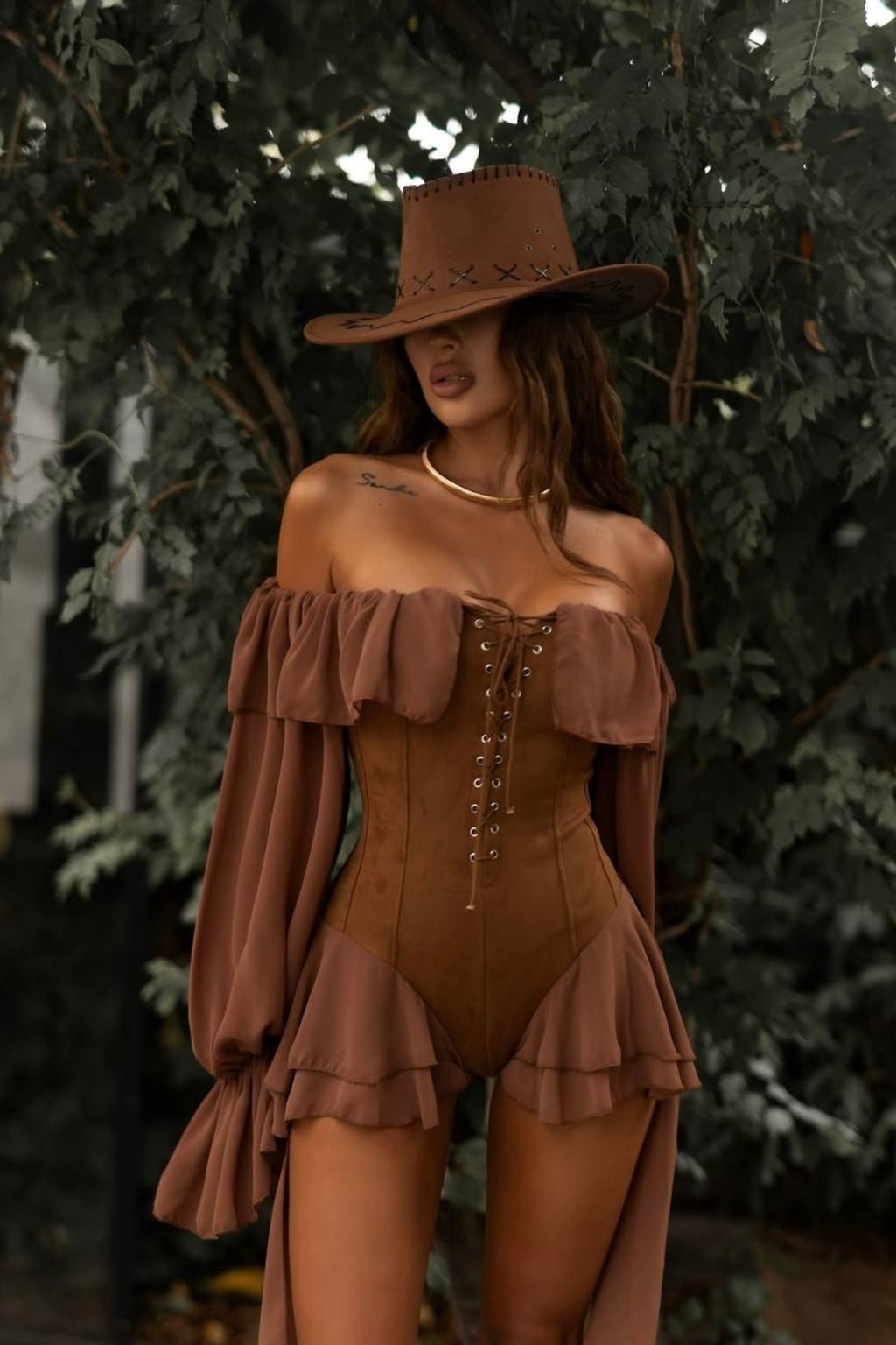 Düşük Omuz Kuş Gözü Detay Fırfırlı Bodysuit Model Suet Şort Tulum