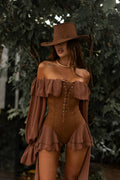 Düşük Omuz Kuş Gözü Detay Fırfırlı Bodysuit Model Suet Şort Tulum