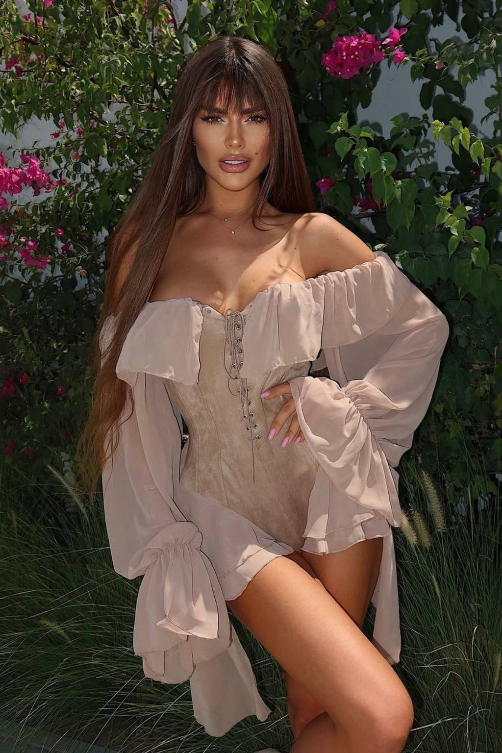 Düşük Omuz Kuş Gözü Detay Fırfırlı Bodysuit Model Suet Şort Tulum
