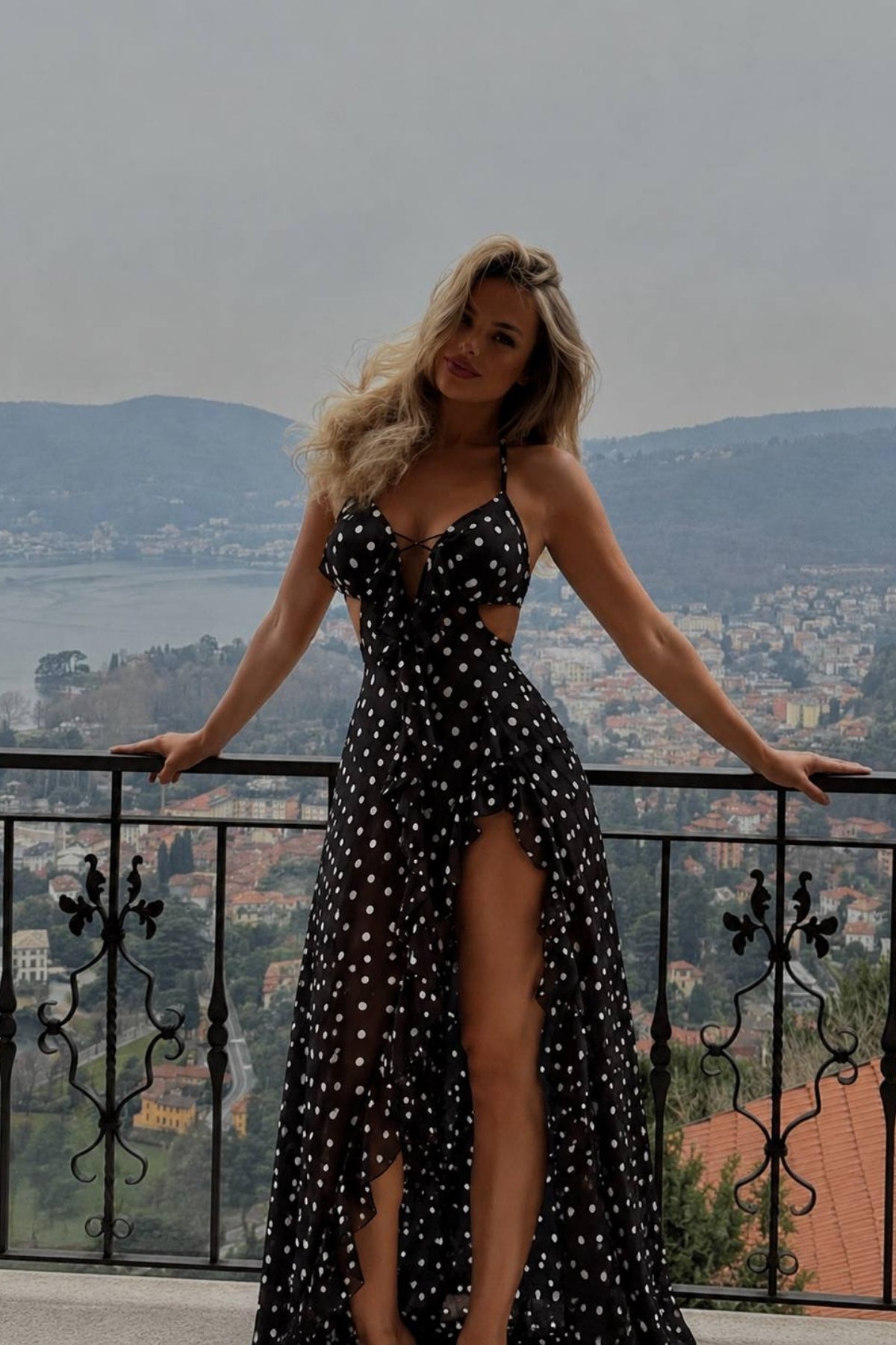 Fırfırlı Yırtmaçlı Puantiyeli Viral Elbise
