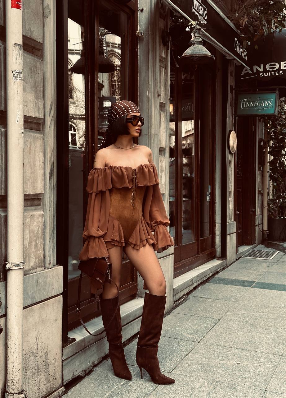 Düşük Omuz Kuş Gözü Detay Fırfırlı Bodysuit Model Suet Şort Tulum