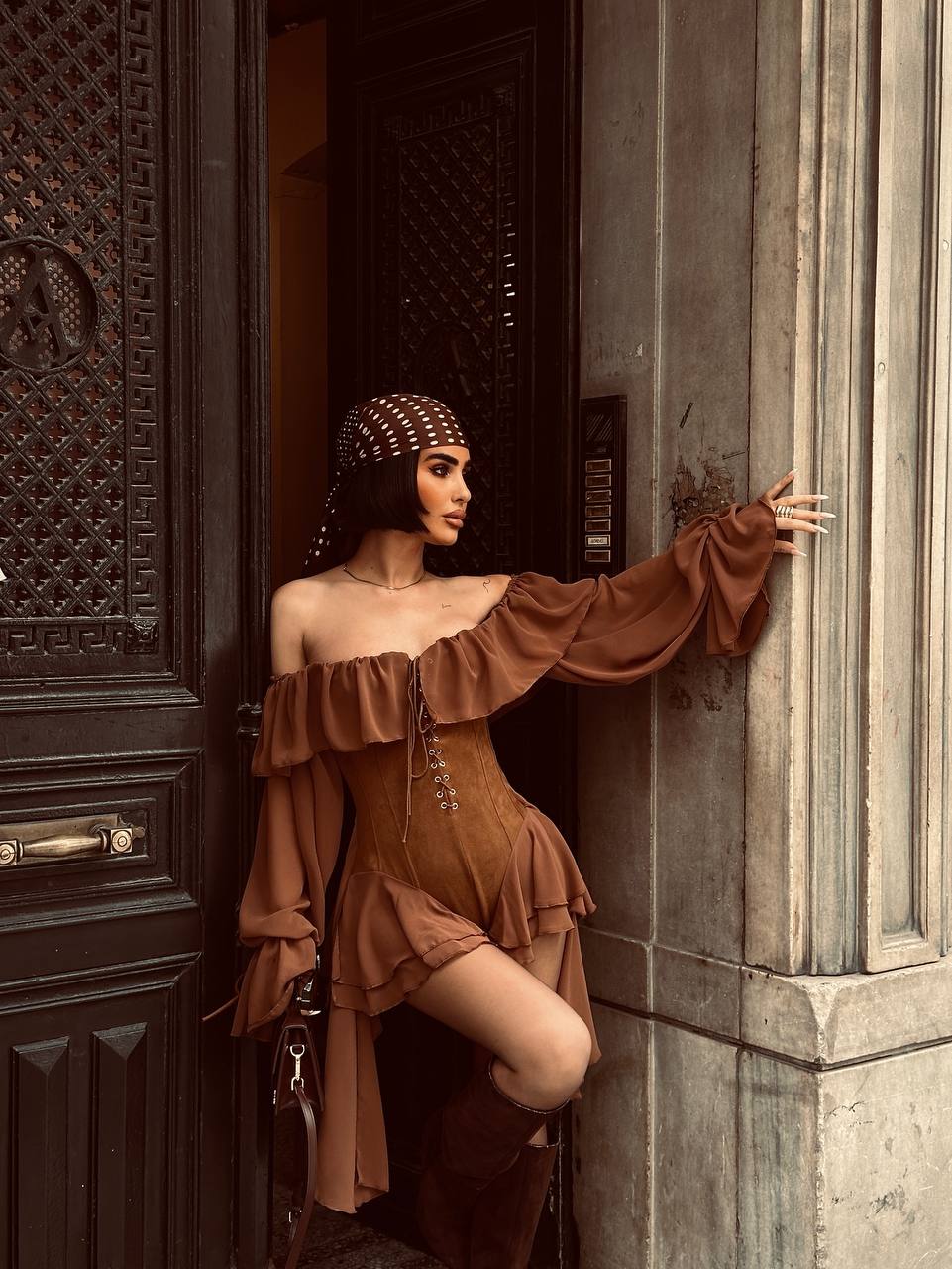 Düşük Omuz Kuş Gözü Detay Fırfırlı Bodysuit Model Suet Şort Tulum