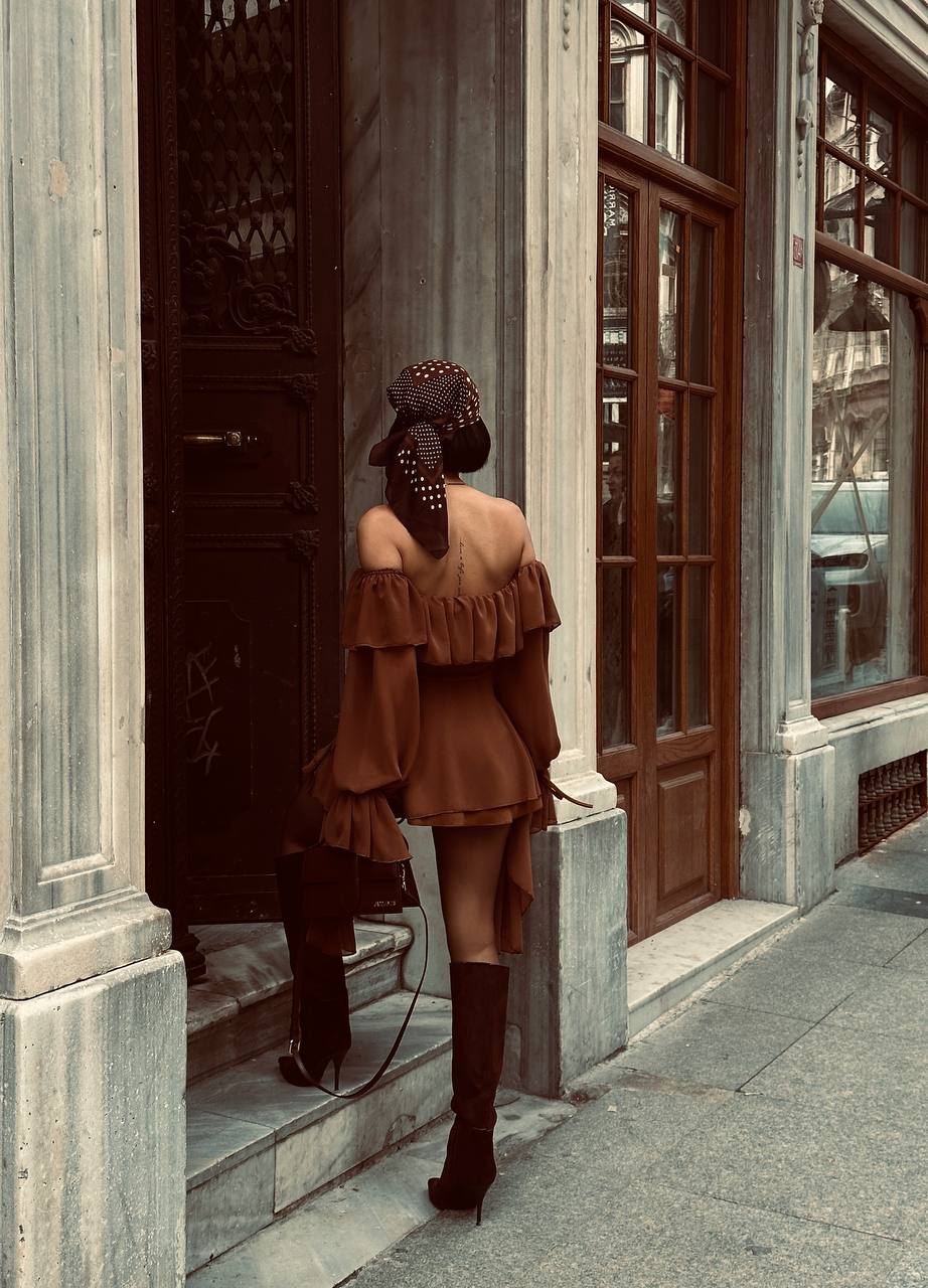 Düşük Omuz Kuş Gözü Detay Fırfırlı Bodysuit Model Suet Şort Tulum