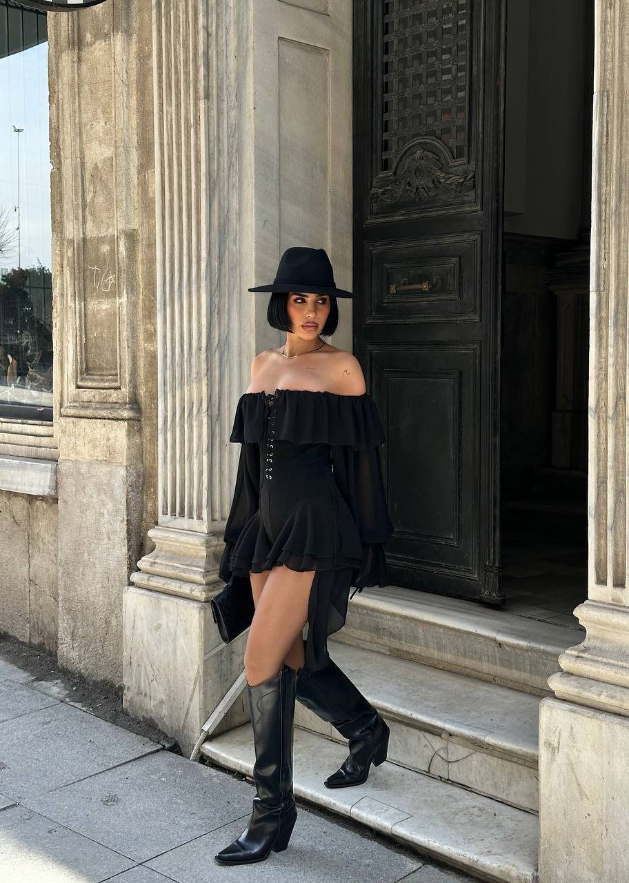 Düşük Omuz Kuş Gözü Detay Fırfırlı Bodysuit Model Suet Şort Tulum