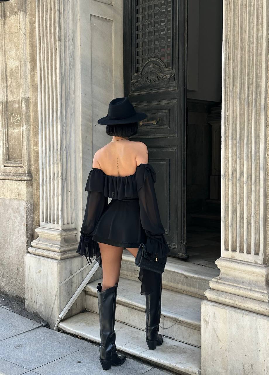 Düşük Omuz Kuş Gözü Detay Fırfırlı Bodysuit Model Suet Şort Tulum