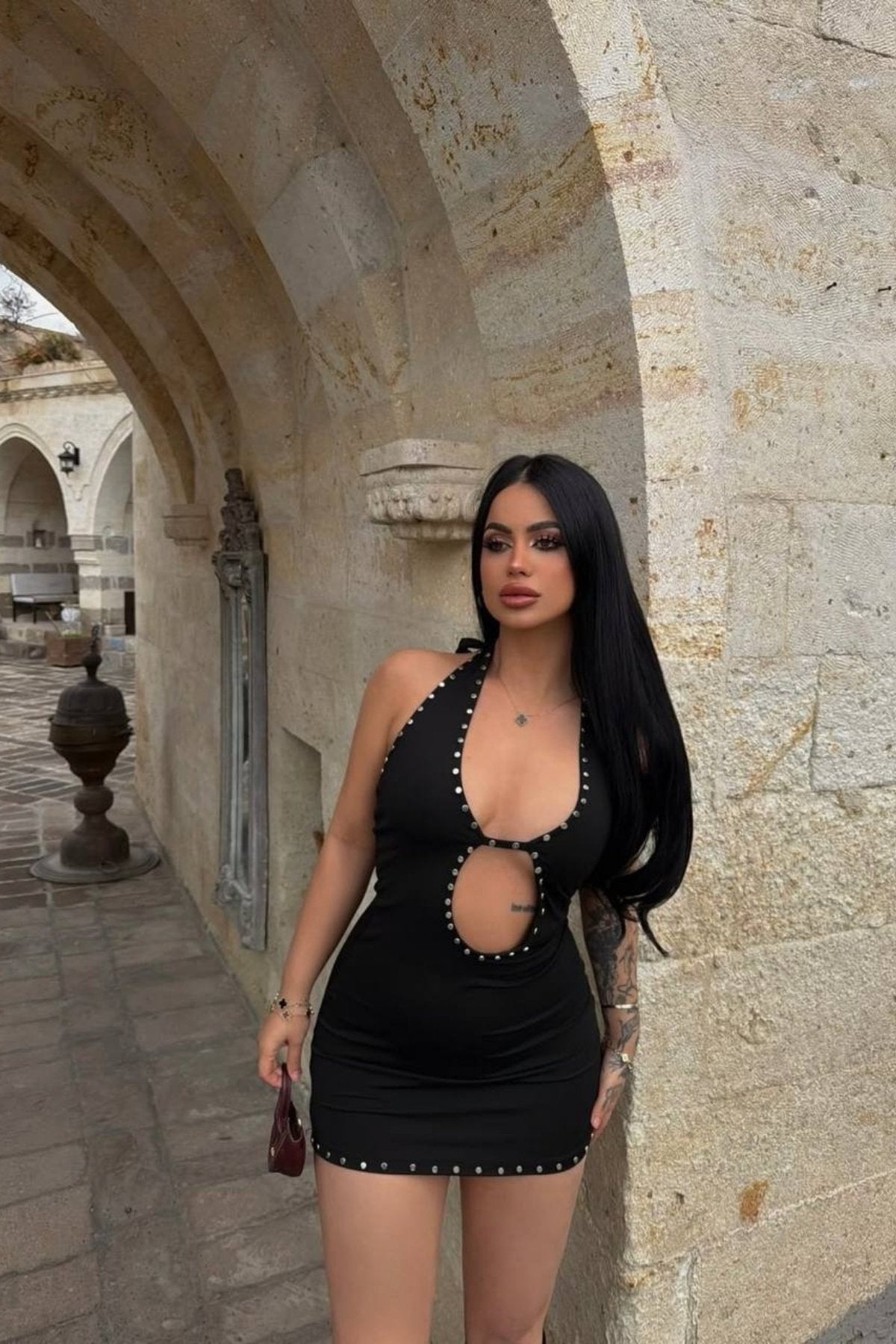 Zımba Detay Göbek Dekolteli Mini Elbise