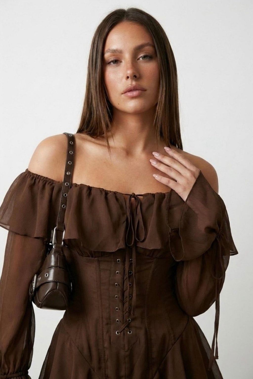 Düşük Omuz Kuş Gözü Detay Fırfırlı Bodysuit Model Suet Şort Tulum