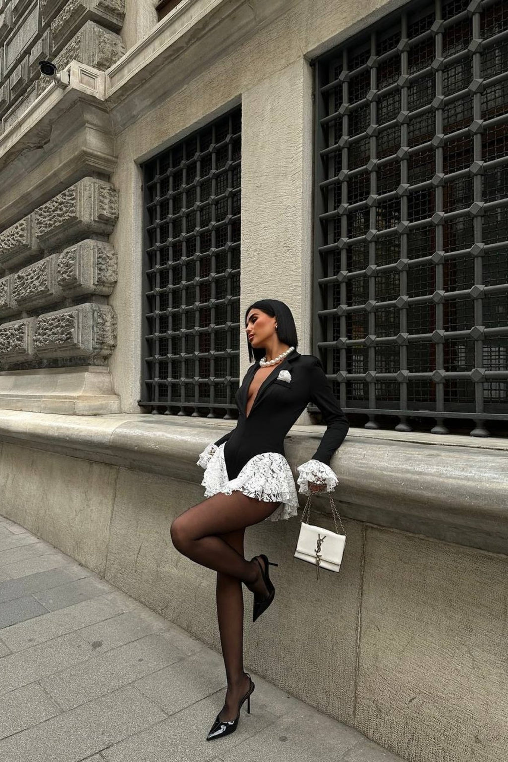 Vatkalı V Yaka Bodysuit Model Dantel Tasarım Şort Ceket Elbise