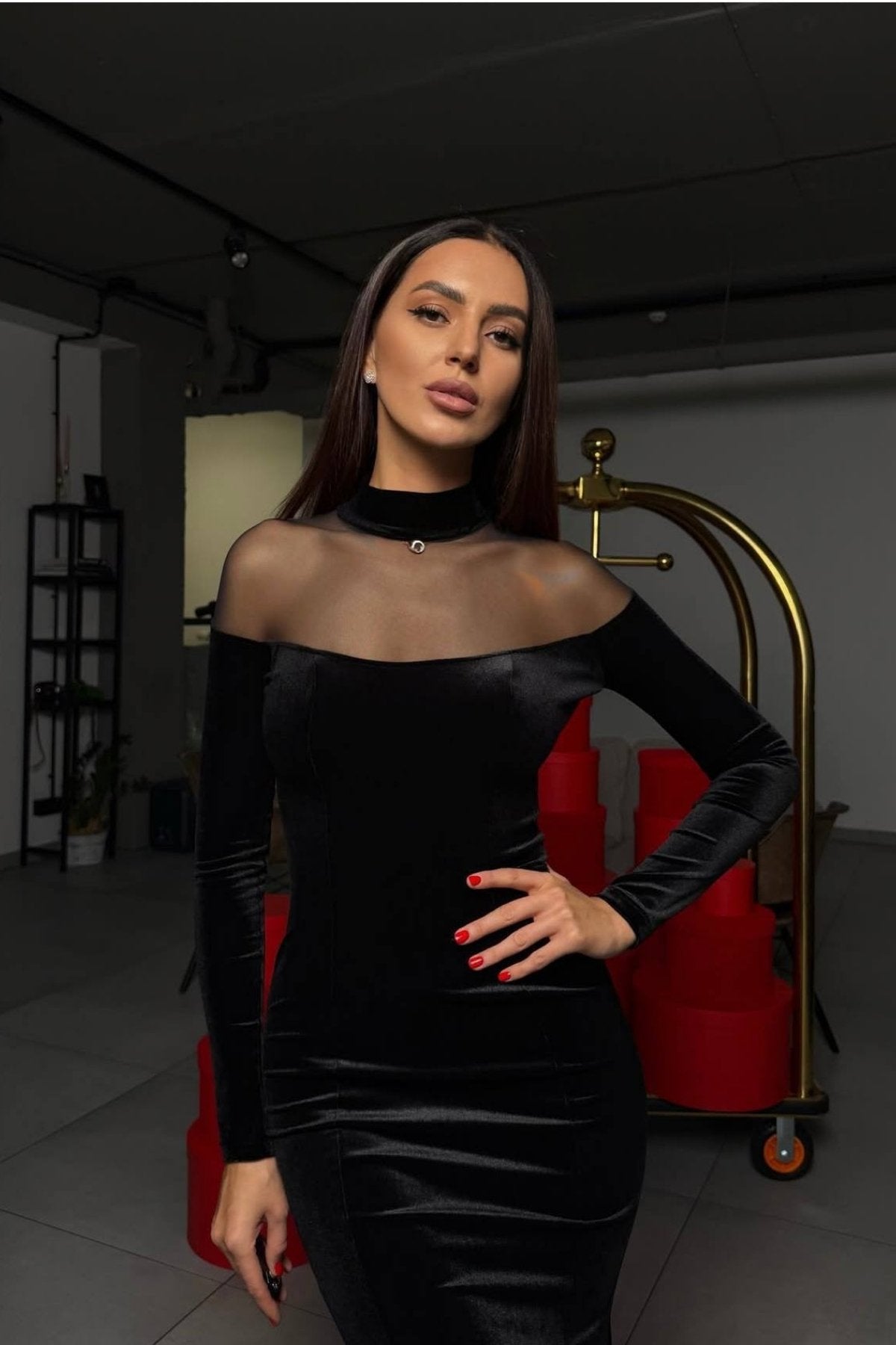 Omuz Tül Dekolteli Balık Model Kadife Gece Elbisesi
