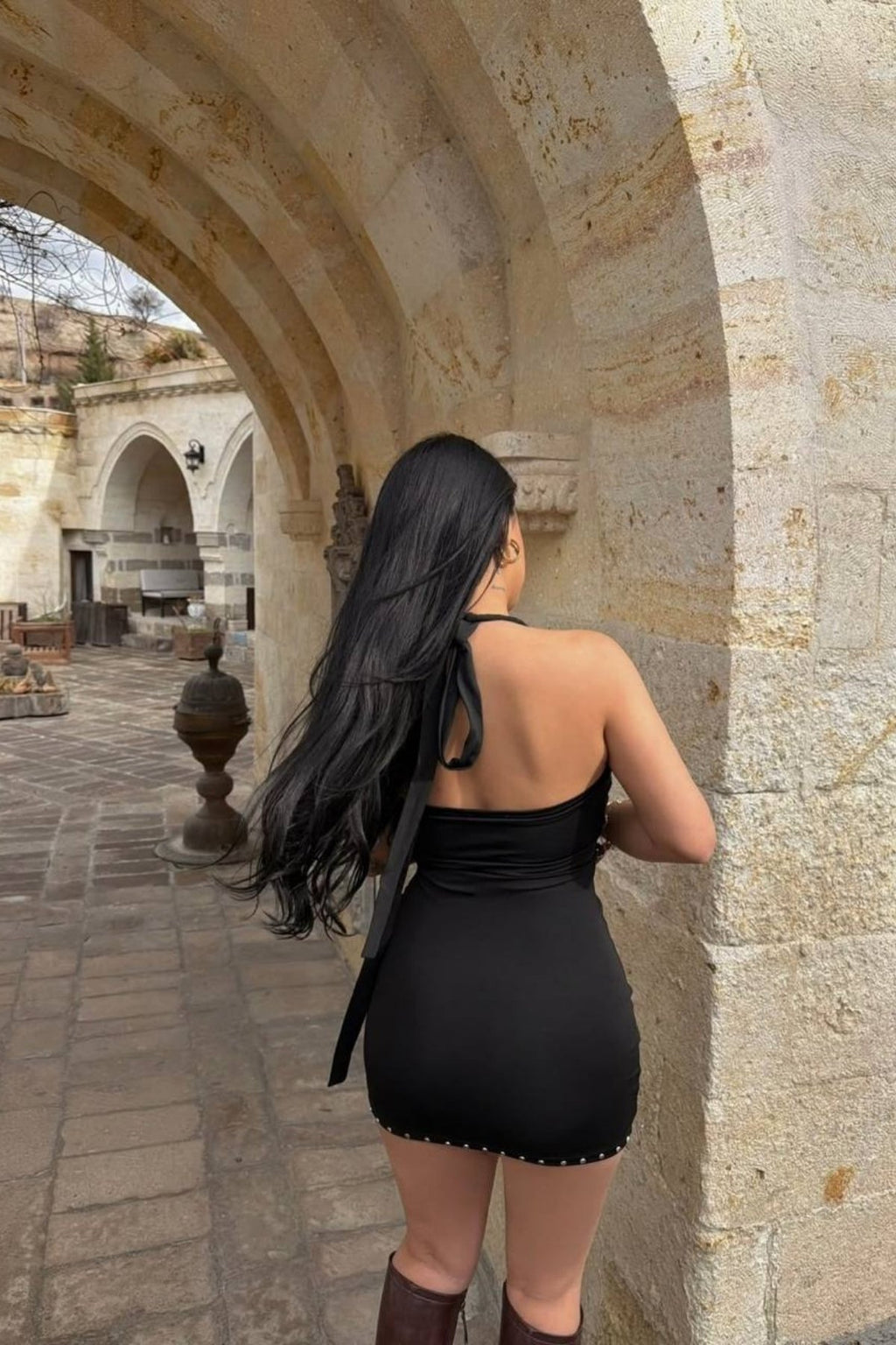 Zımba Detay Göbek Dekolteli Mini Elbise