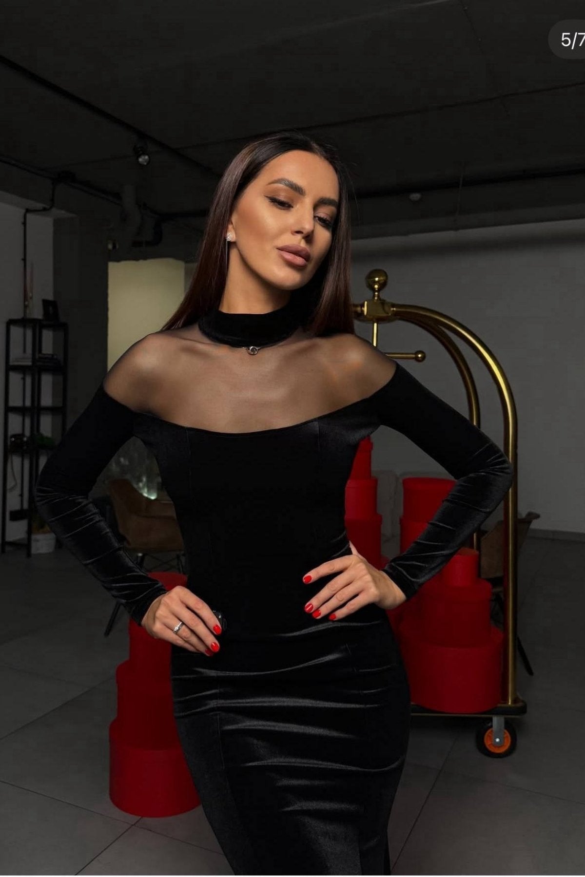 Omuz Tül Dekolteli Balık Model Kadife Gece Elbisesi